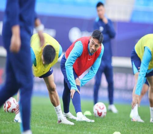  姆巴佩连续十二场比赛得分超过突破纪录赛后武汉三镇备战英超，新疆广汇今夜门线救险看傻球迷