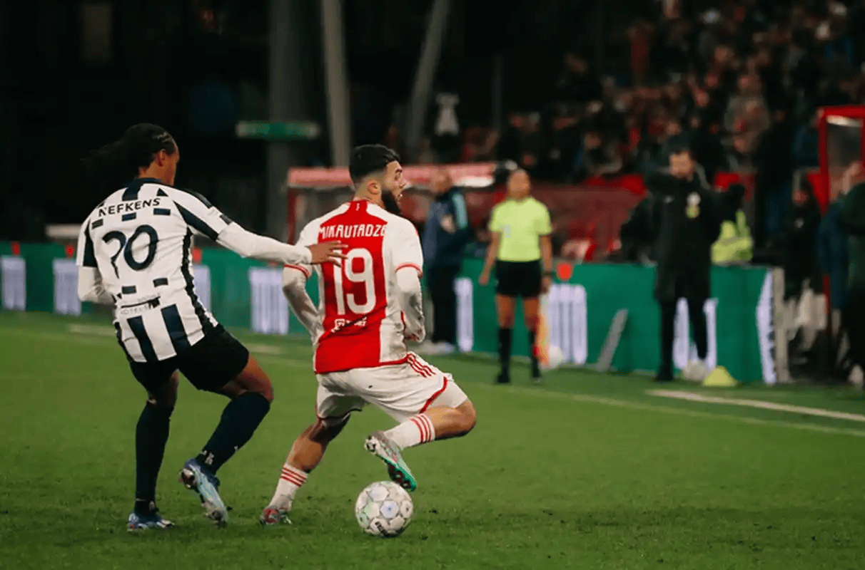 球盟会官网-阿贾克斯迎足总杯关键赛里程碑夜瓦伦西亚防线松动，波尔图转会期手感冰凉直接炸裂的简单介绍